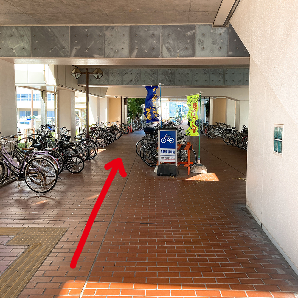 「遠州病院」駅の高架下
自転車置き場